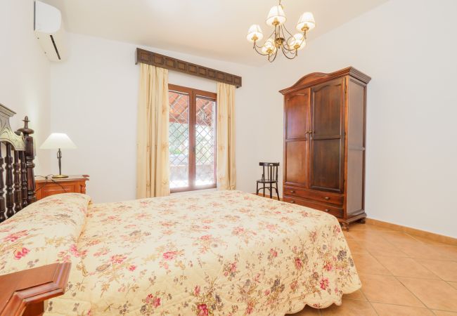 Bedroom of this country house in Alhaurín el Grande