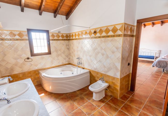 Bathroom with jacuzzi in this villa in Alhaurín el Grande