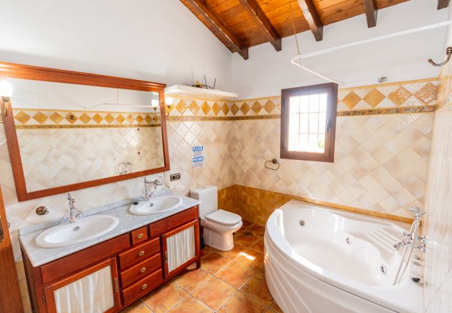 Bathroom with jacuzzi in this villa in Alhaurín el Grande