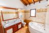 Bathroom with jacuzzi in this villa in Alhaurín el Grande