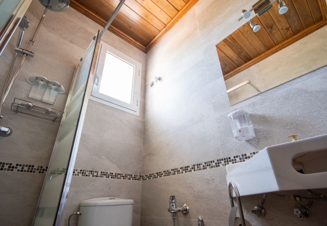 Bathroom of this villa in Alhaurín el Grande