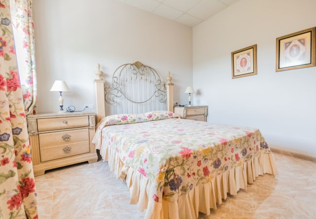 Enjoy the bedroom of this villa in Alhaurín el Grande
