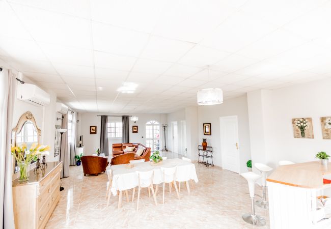 Dining room of this villa in Alhaurín el Grande