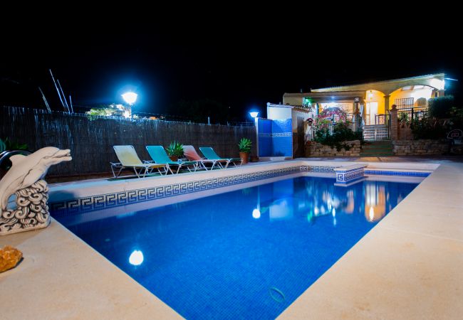 Private pool of this villa in Ardales