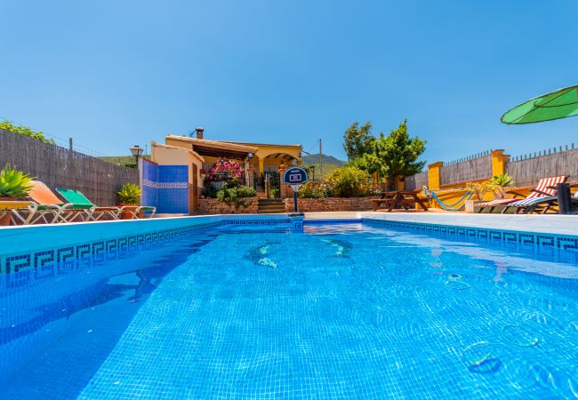 Private pool of this villa in Ardales