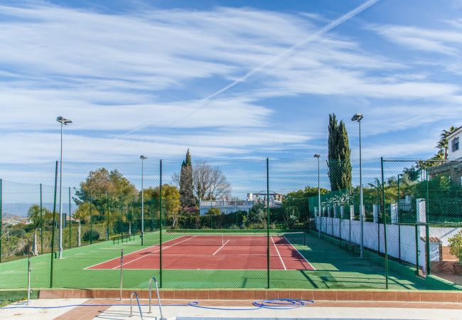 Community tennis court at this country house in Alhaurín el Grande