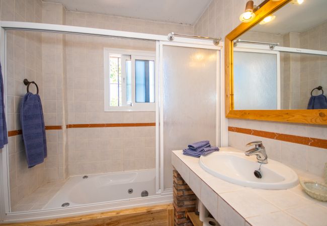 Bathroom of this rural house in Coín