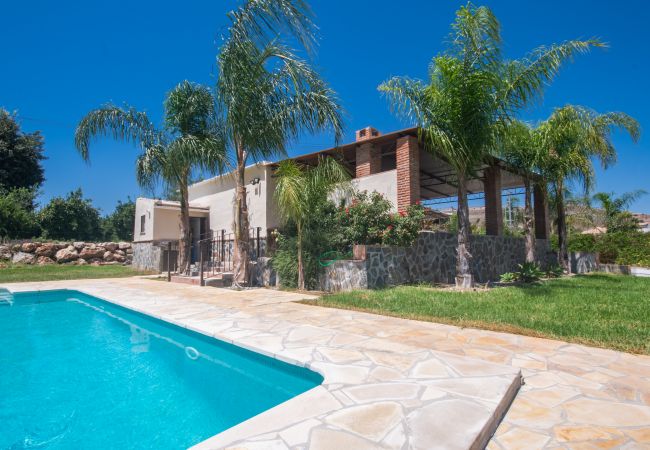 Private pool of this estate in Alhaurín el Grande