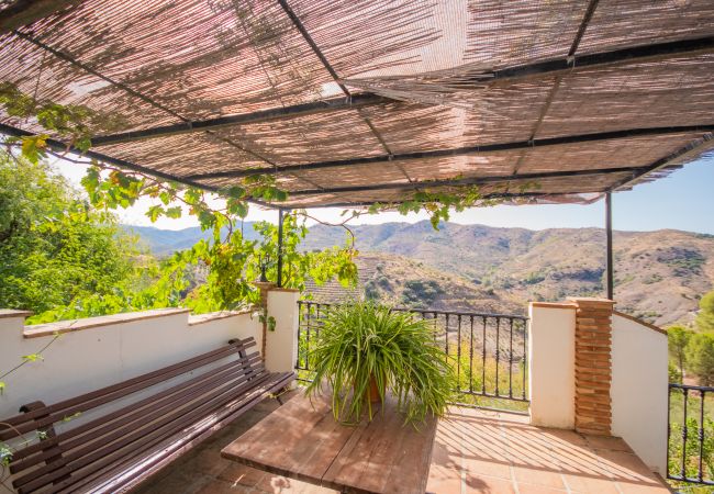 Views of this rural house in Guaro