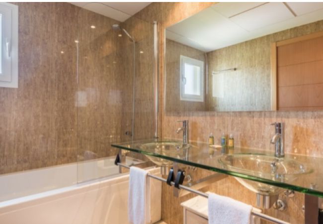 Bathroom of this apartment in Marbella