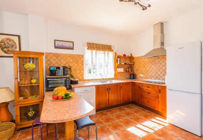 Kitchen of this house with fireplace in Coín