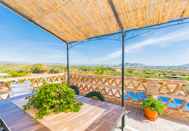 Terrace of this chalet in Coín