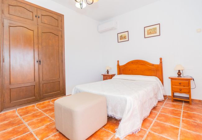 Bedroom of this house with fireplace in Coín