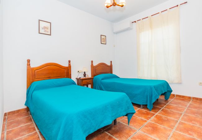 Bedroom of this house with fireplace in Coín