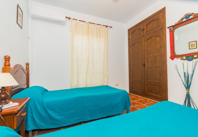 Bedroom of this house with fireplace in Coín