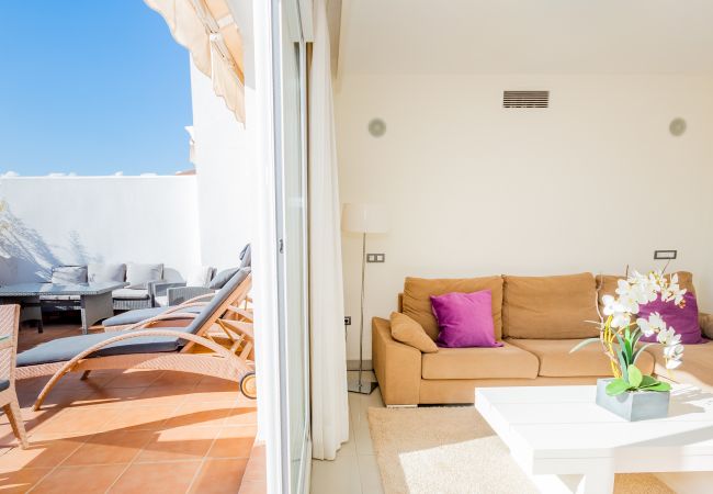 Living room of this apartment in Marbella