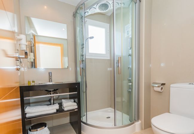 Bathroom of this apartment in Marbella