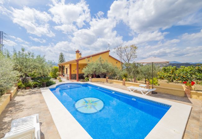 Charming rural house with pool for 8 people