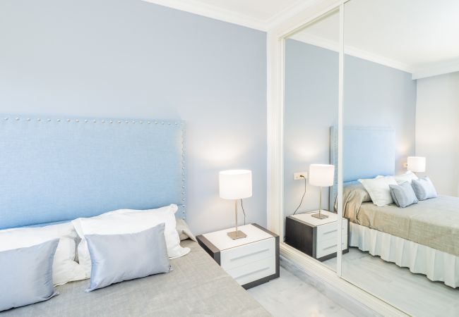 Bedroom of this apartment in Los Naranjos (Marbella)