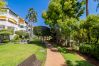 Garden of this apartment in Los Naranjos (Marbella)