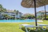 Garden of this apartment in Los Naranjos (Marbella)