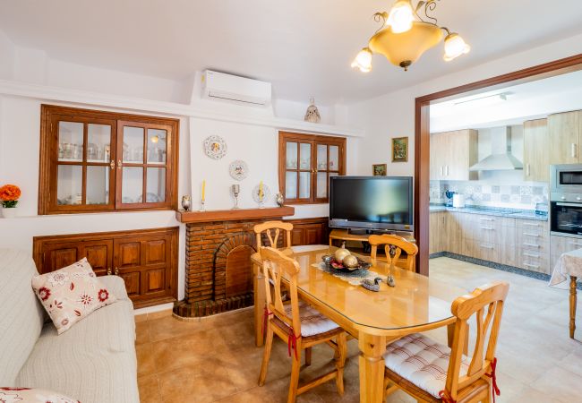 Dining room of this rural house in Alhaurín el Grande