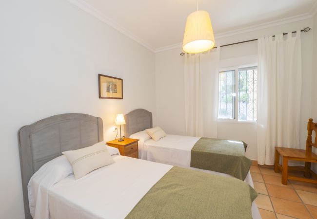 Cottage in Guillena - Cubo's Quinta de los Cisnes & minigolf included