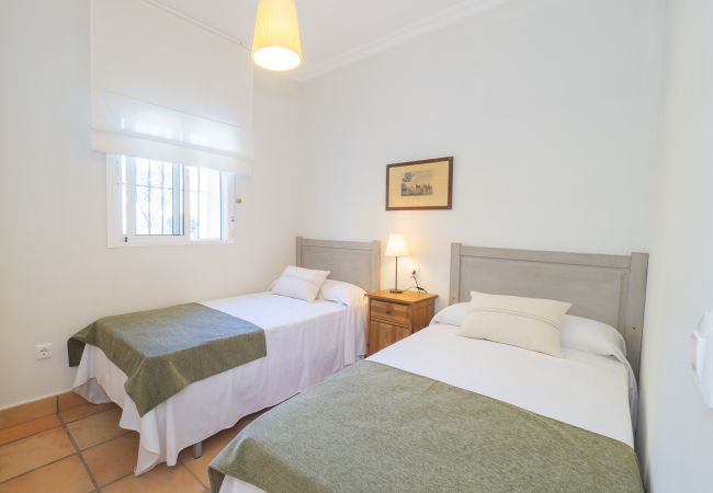 Cottage in Guillena - Cubo's Quinta de los Cisnes & minigolf included