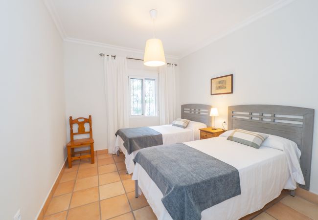 Cottage in Guillena - Cubo's Quinta de los Cisnes & minigolf included