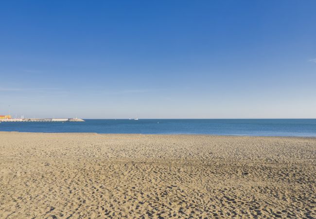 Apartment in Málaga - Cubo's Apartamento Seaview Port & Free Parking