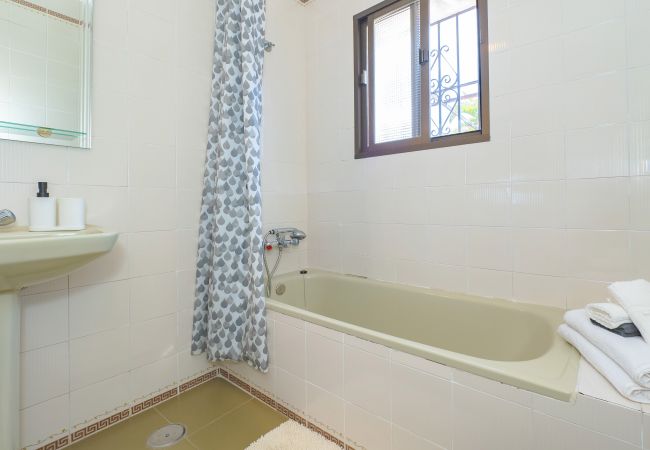 Cottage in Alhaurin de la Torre - Cubo's Pink Townhouse Los Manantiales