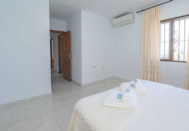 Cottage in Alhaurin de la Torre - Cubo's Pink Townhouse Los Manantiales