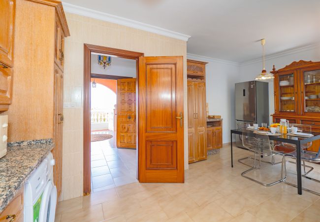 Cottage in Alhaurin de la Torre - Cubo's Pink Townhouse Los Manantiales