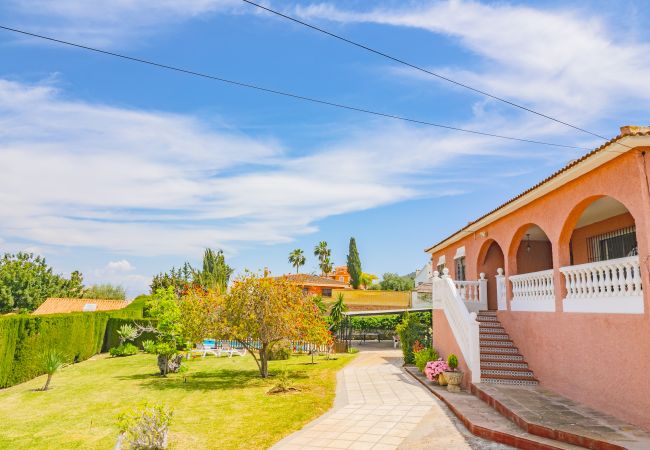 Cottage in Alhaurin de la Torre - Cubo's Pink Townhouse Los Manantiales