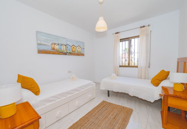 Cottage in Alhaurin de la Torre - Cubo's Pink Townhouse Los Manantiales