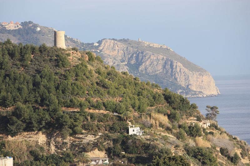 Der Wachturm von Maro über den Klippen des Naturschutzgebiets Maro-Cerro Gordo