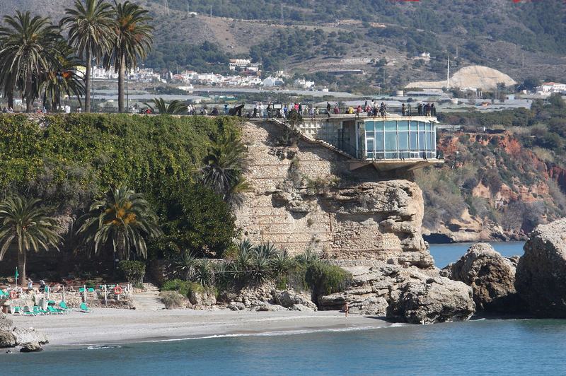 Le Balcón de Europa de Nerja, avancé sur la mer au-dessus des rochers ; le restaurant Rey Alfonso est en dessous