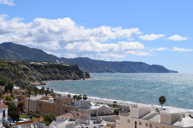 La plage de Burriana vue d’en haut, avec les maisons de Nerja, la mer et la sierra au fond