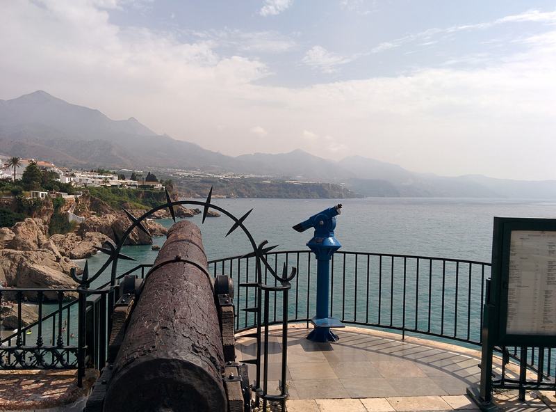 Eine alte Kanone am Balcón de Europa mit Blick aufs Meer