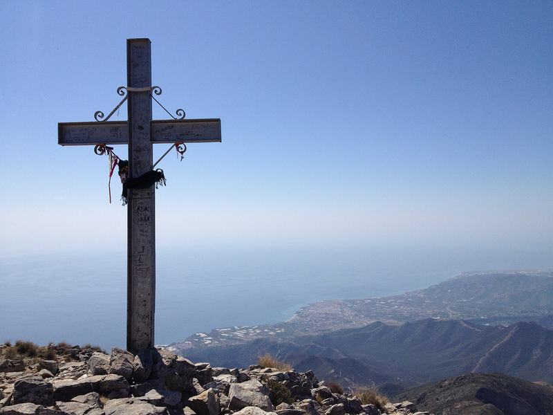 Das Gipfelkreuz des Pico del Cielo über Nerja, im Hintergrund die Küste