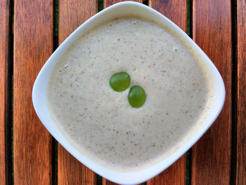 Un bol d’ajoblanco, la crème froide d’amande, avec deux grains de raisin dessus