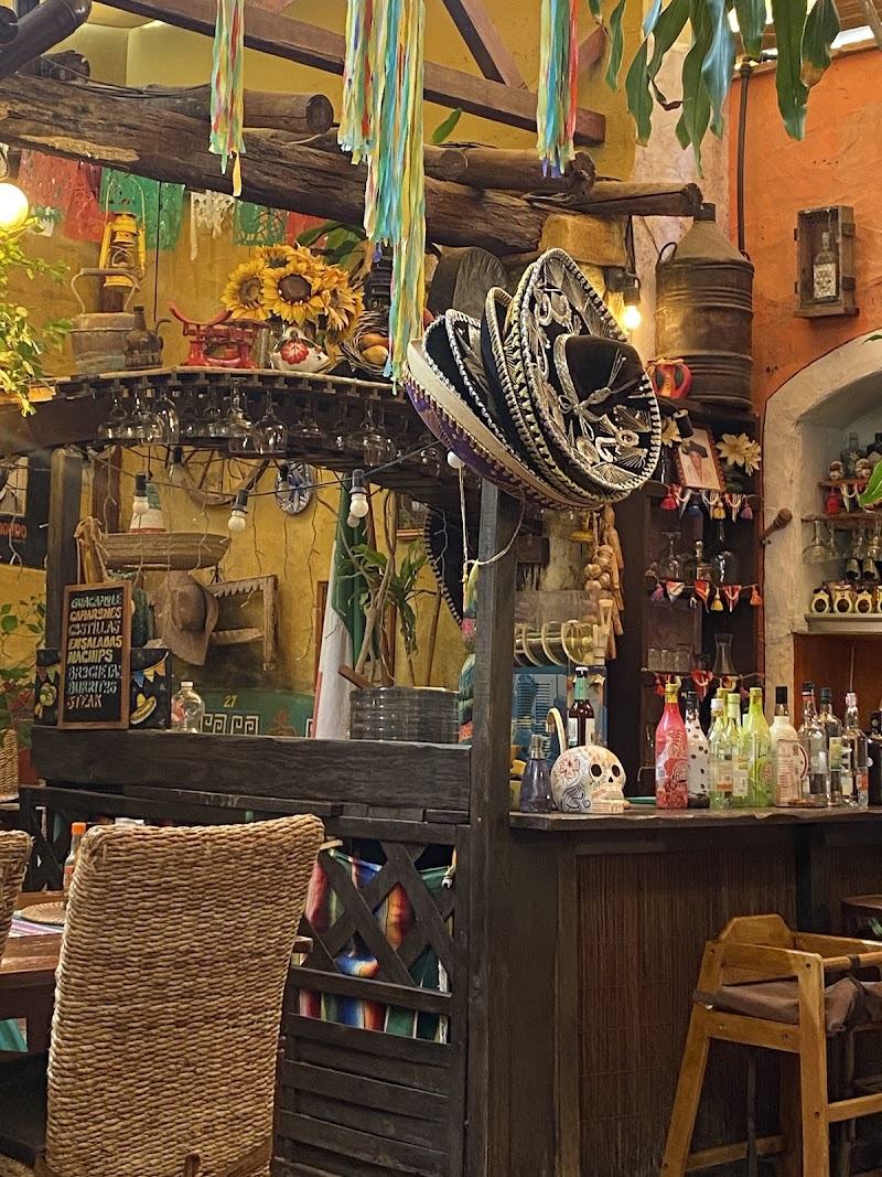Le bar de Cielito Lindo, avec ses sombreros suspendus et sa décoration colorée