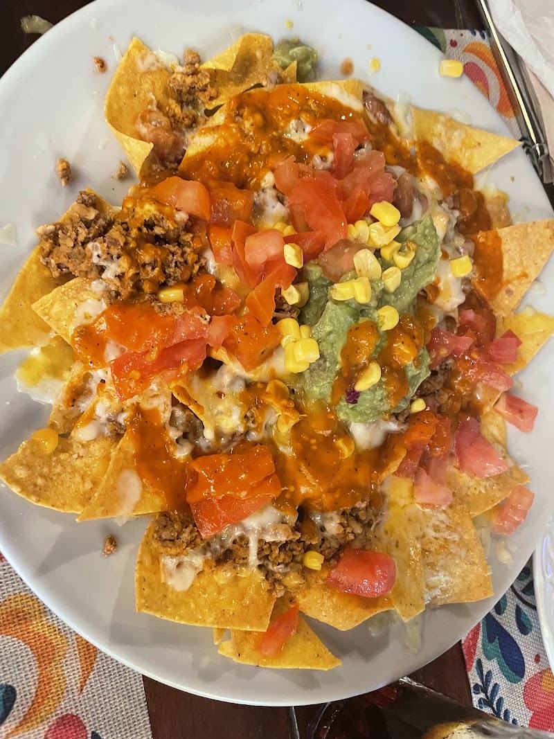 Une assiette de nachos à la tomate, au maïs et au guacamole, à Cielito Lindo