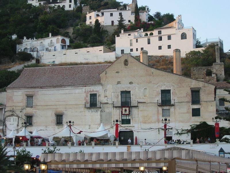 El Ingenio de Frigiliana, l’ancien palais des comtes transformé en fabrique de miel de canne, avec les maisons blanches du village derrière