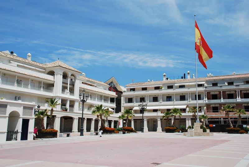 La plaza de España de Nerja, avec ses bâtiments blancs à arcades et ses palmiers, où se trouve le restaurant Oliva