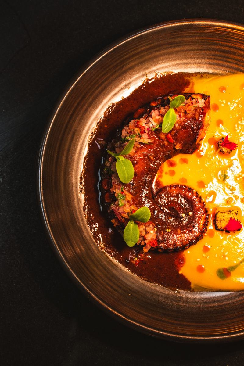 Poulpe grillé et sa sauce, un plat d’Origen