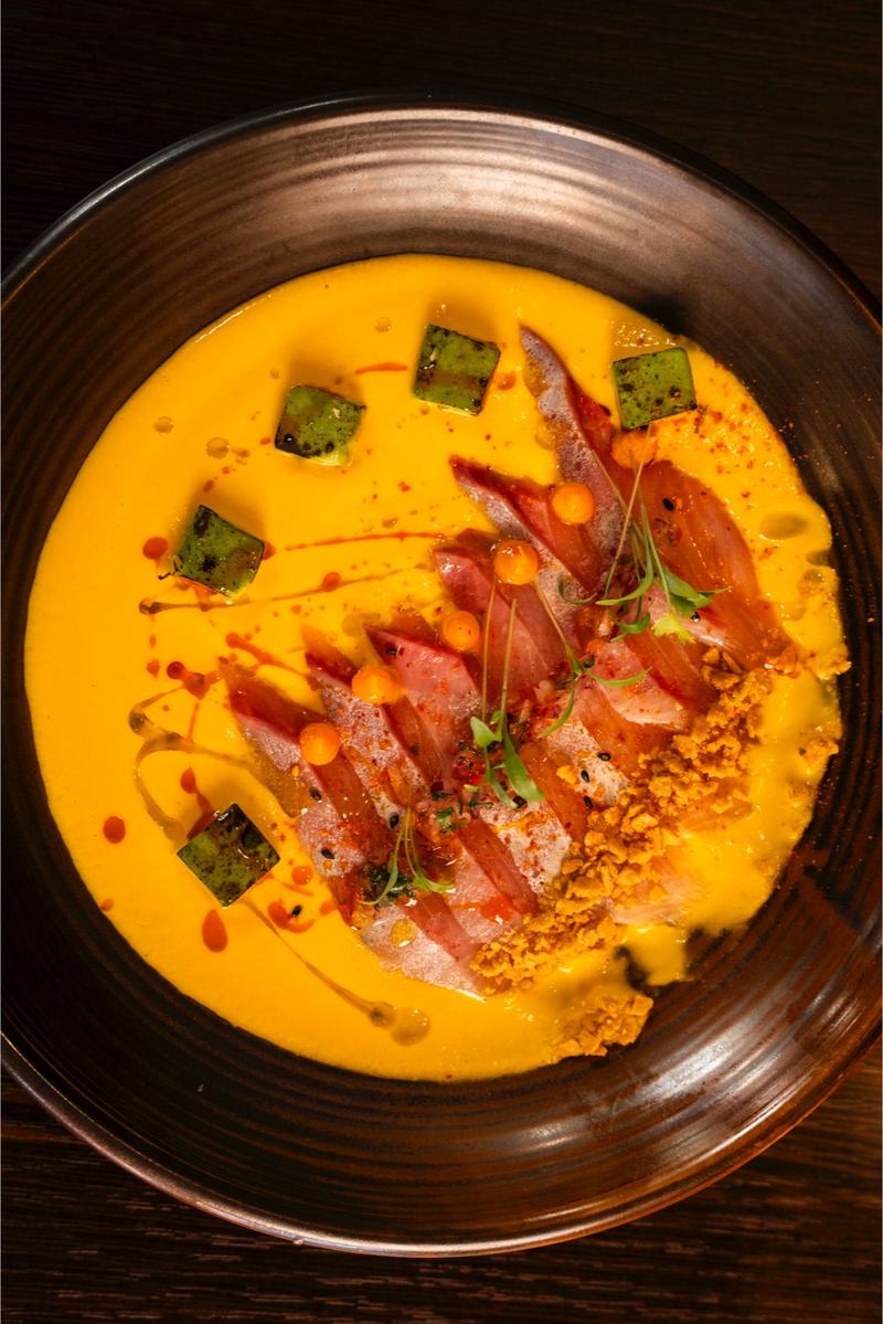 Un tiradito de poisson dans un leche de tigre à l’ají amarillo, un plat d’Origen