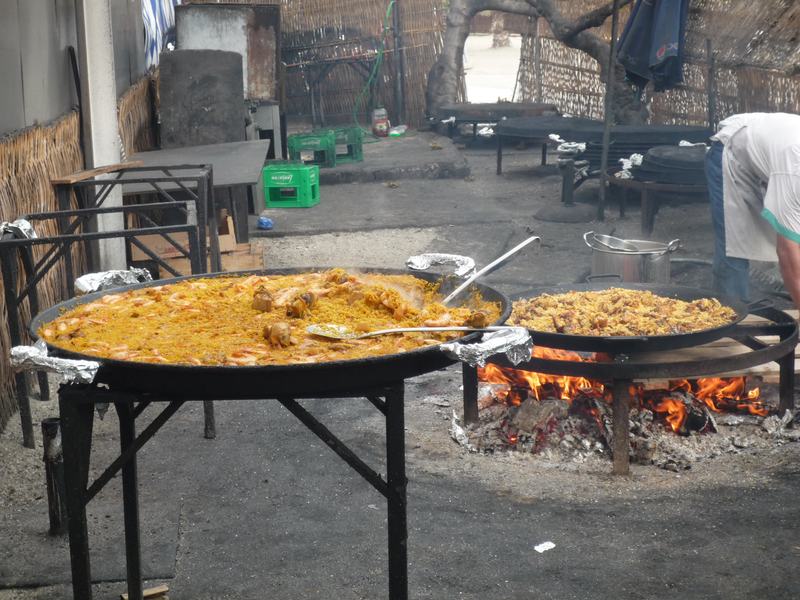 Deux immenses poêles à paella qui cuisent au feu de bois au chiringuito d’Ayo, sur la plage de Burriana