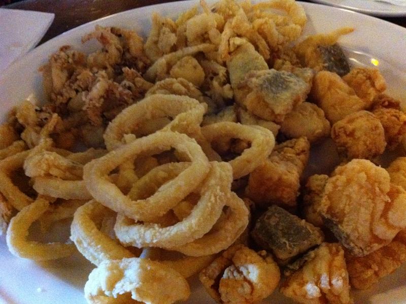 Une portion de friture de poisson à la malagueña, avec des calamars et d’autres poissons, à Malaga