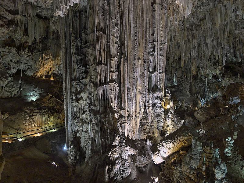 Der Saal des Kataklysmus in der Höhle von Nerja mit seinen riesigen Säulen aus Stalaktiten und Stalagmiten